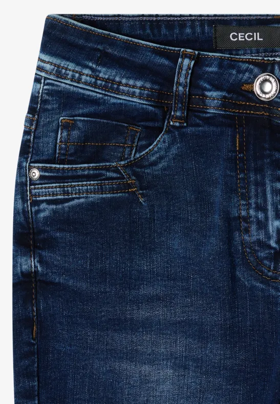 Dunkelblaue Denim-Jeans mit dezenter Waschung, sichtbarem Metallknopf und klassischen Taschen.