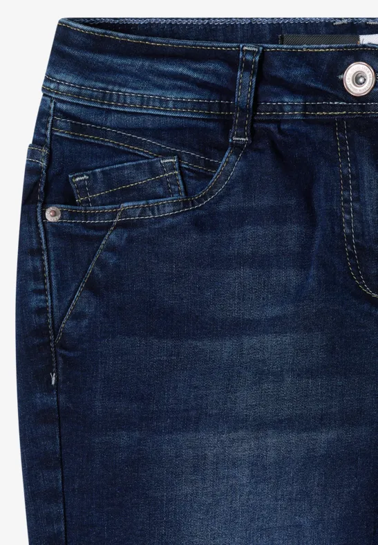 Nahaufnahme einer dunkelblauen Jeans mit Taschen, Bund und Knopf.