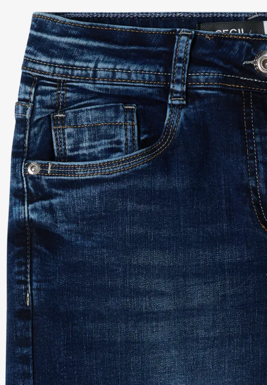 Nahaufnahme einer dunkelblauen Jeans mit Taschen und sichtbaren Nähten.