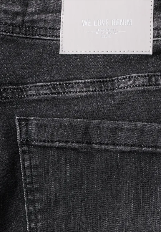 Zwart denimstof met zak en wit label 'WE LOVE DENIM'.