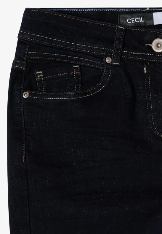 Dunkelblaue Jeans mit sichtbarer Tasche, Gürtelschlaufen und Ziernähten.