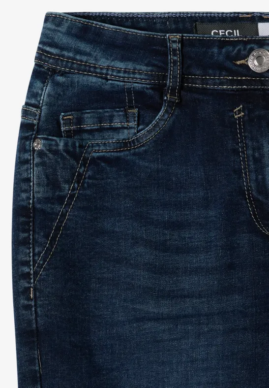 Nahaufnahme einer dunkelblauen Jeans mit Taschen, Gürtelschlaufen und Knopf.