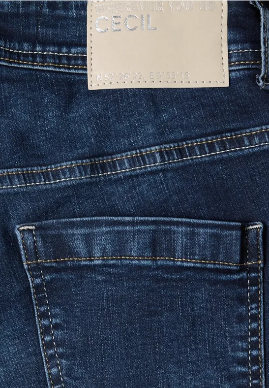 Dunkelblaue Denim-Jeans mit beigem Markenlabel 'CECIL' am Bund und aufgesetzter Tasche.
