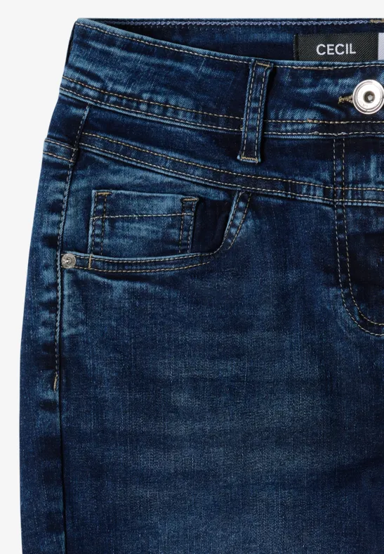 Detailaufnahme einer dunkelblauen Denim-Jeans mit Taschen, Gürtelösen, Knopfverschluss und CECIL-Label.