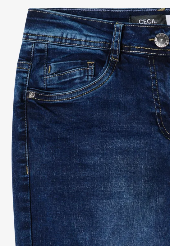 Jean denim bleu foncé avec poches avant, passants de ceinture et surpiqûres apparentes.