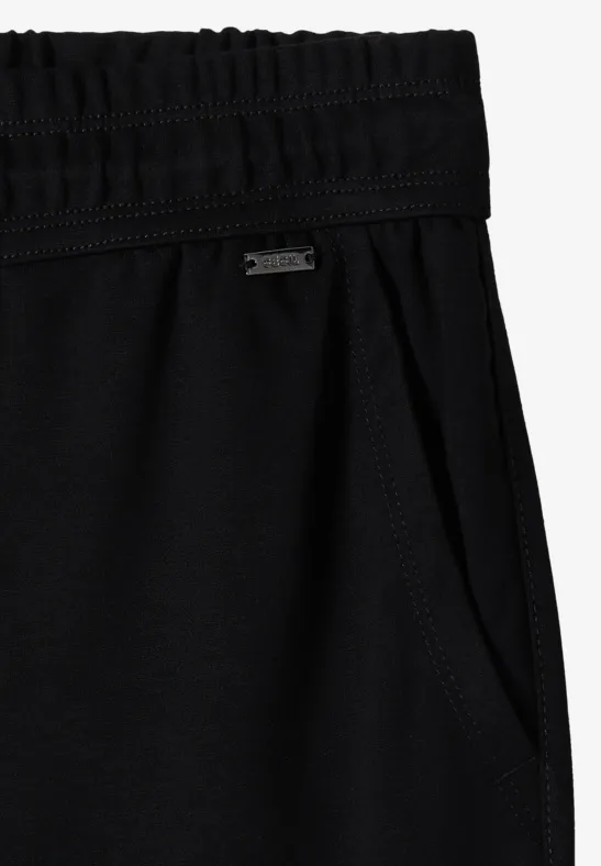 Schwarze Sporthose mit elastischem Bund und Seitentaschen.
