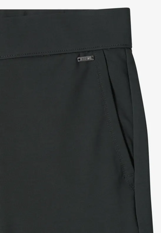 Pantalon noir avec poche latérale et taille élastique.