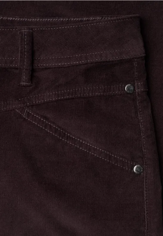 Makroaufnahme einer dunkelbraunen Cordhose mit sichtbaren Nähten, Gürtelschlaufe und Tasche.