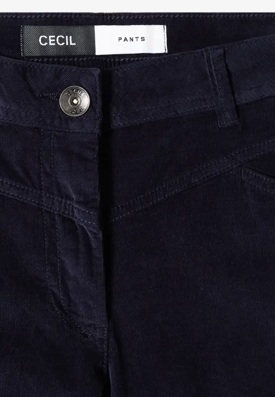 Gros plan d'un pantalon en velours côtelé bleu foncé avec bouton argenté et étiquette Cecil.