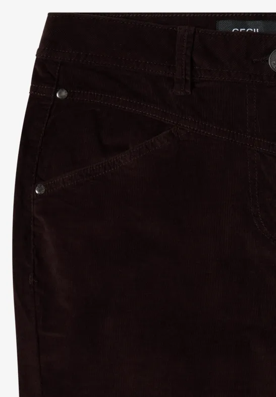 Dunkelbraune Cordhose mit schrägen Fronttaschen, Gürtelschlaufen und sichtbarer Ziernaht.