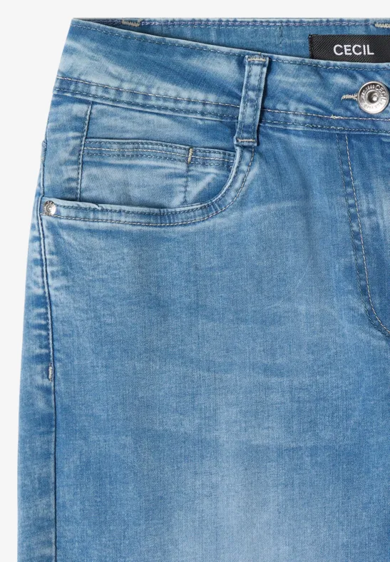 Blaues Jeans-Detail aus Denim mit Gürtelschlaufen, Münztasche, Metallknopf und Label 'Cecil'.