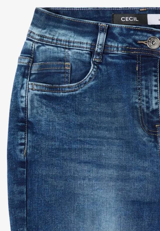 Close-up van een blauwe denim jeans met voorzak, riemlussen en metalen knoop.