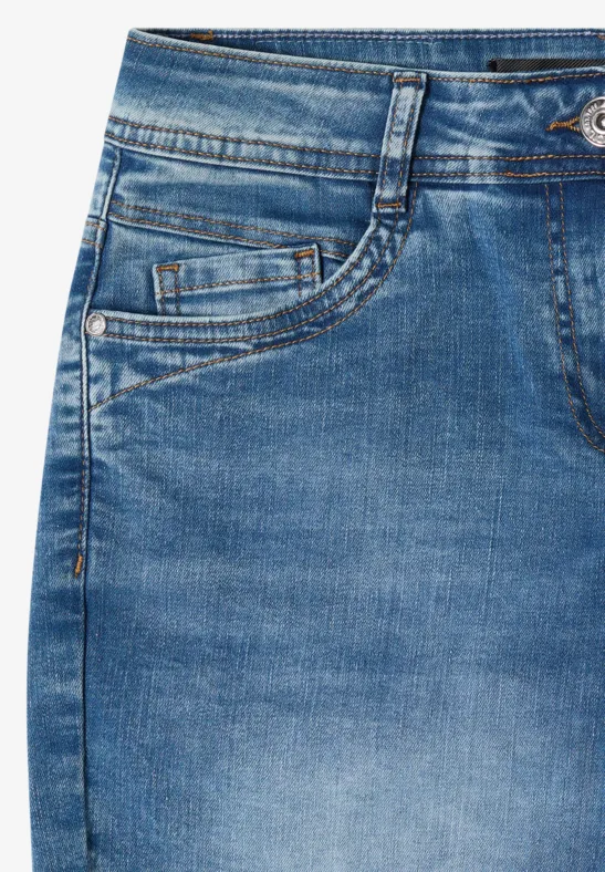 Nahaufnahme einer blauen Jeanshose mit Taschen und Nahtdetails.