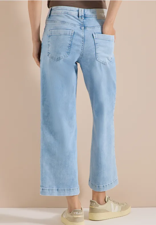 Leicht ausgestellte, helle Jeanshose mit hoher Taille und weiten Beinen.