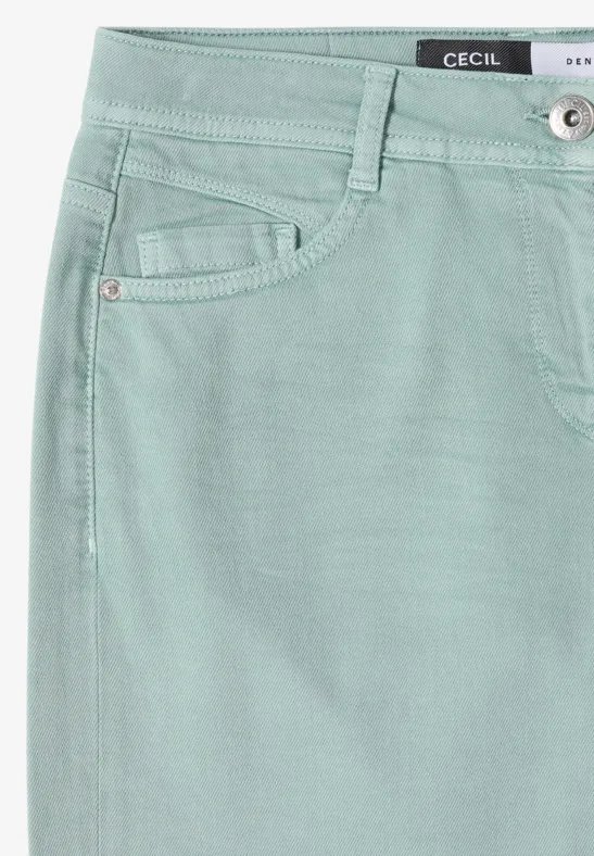Mintgroene ribfluweel damesbroek met hoge taille en handige zakken.