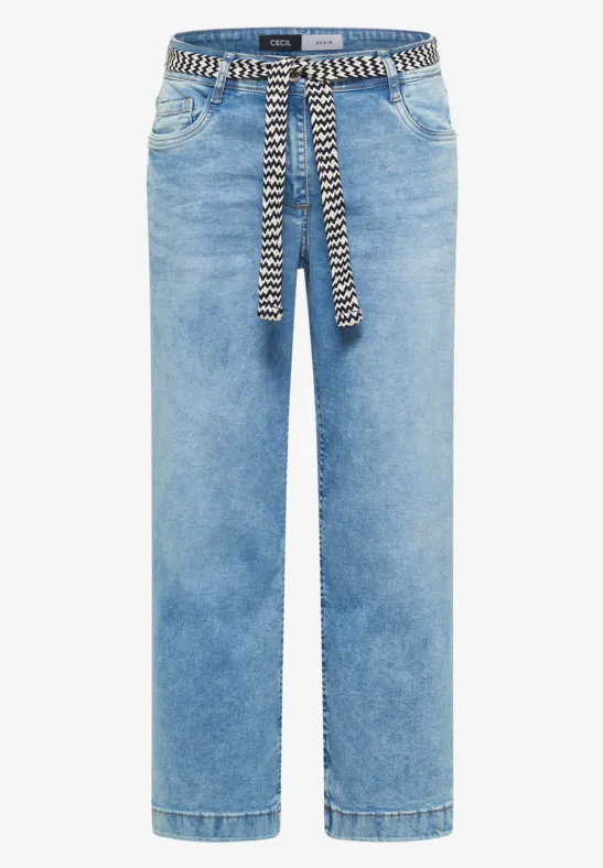 Jean droit bleu clair avec ceinture tressée noir et blanc nouée à la taille.