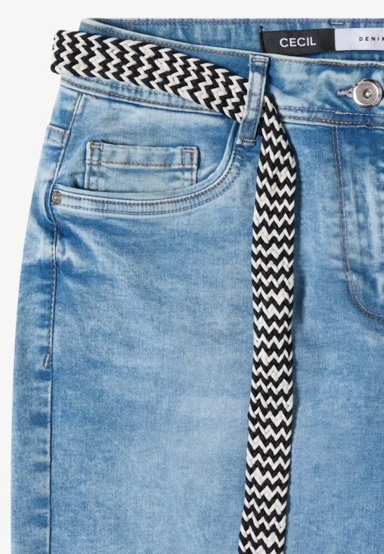 Jean bleu avec ceinture zigzag noire et blanche.