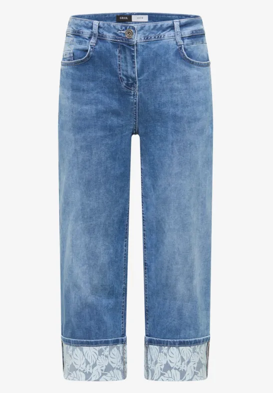 Helle, weite Jeans mit floral gemusterten Umschlagbündchen.