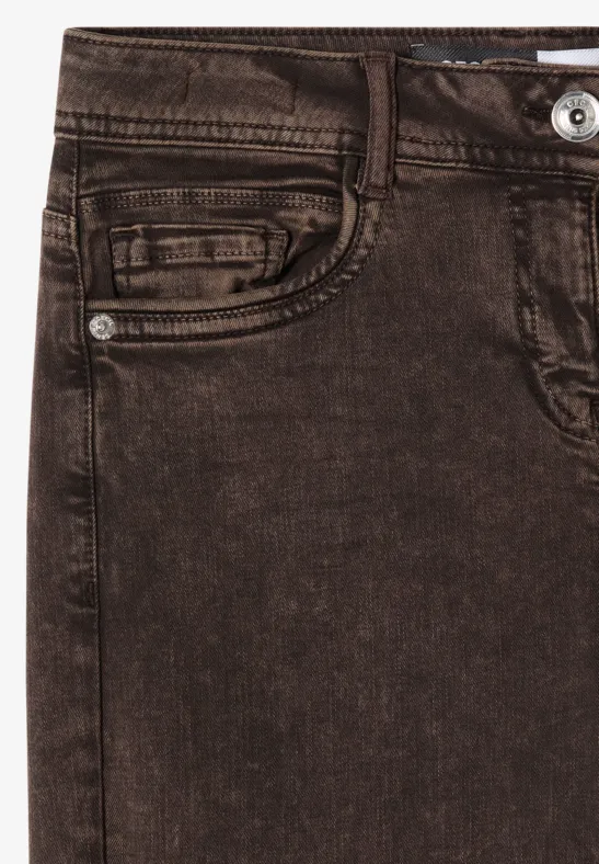 Nahaufnahme einer braunen Jeans mit Gürtelschlaufen und Eingrifftasche.