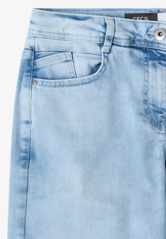 Hellblauer Jeansrock mit aufgesetzter Tasche, Knopfverschluss und schmaler Taille.