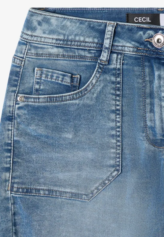 Blauer Denim-Minirock mit Gürtelschlaufen, Taschen und CECIL-Logo am Bund.