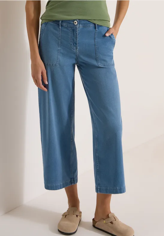 Jeans en denim clair à coupe large et longueur cheville avec poches.