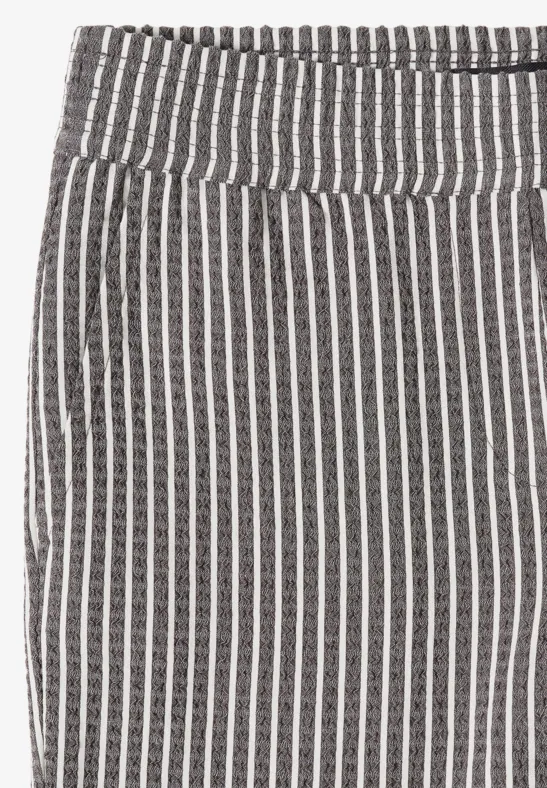Jupe noire mi-longue à fines rayures verticales blanches et taille élastique