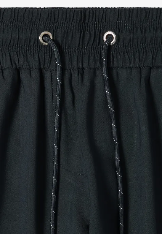 Schlichte schwarze Hose mit elastischem Bund und Kordelzug