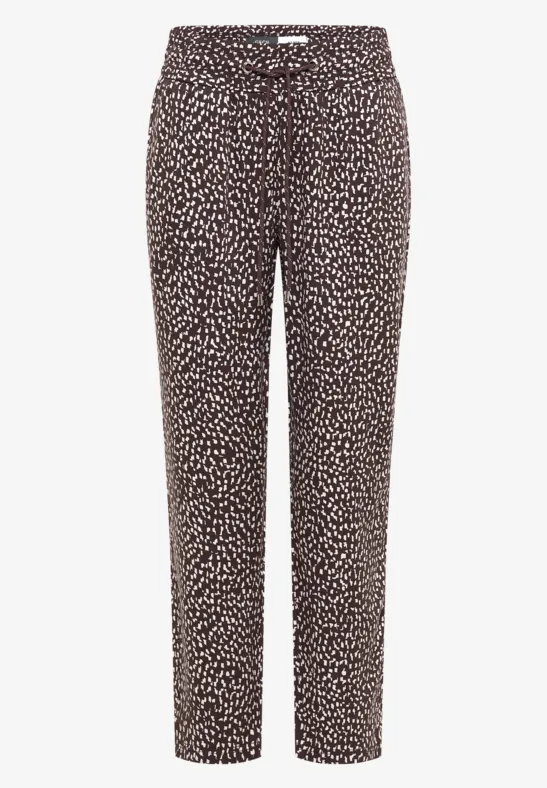 Lockere, dunkelbraune Hose mit kleinem weißen Tupfenmuster und elastischem Bund.