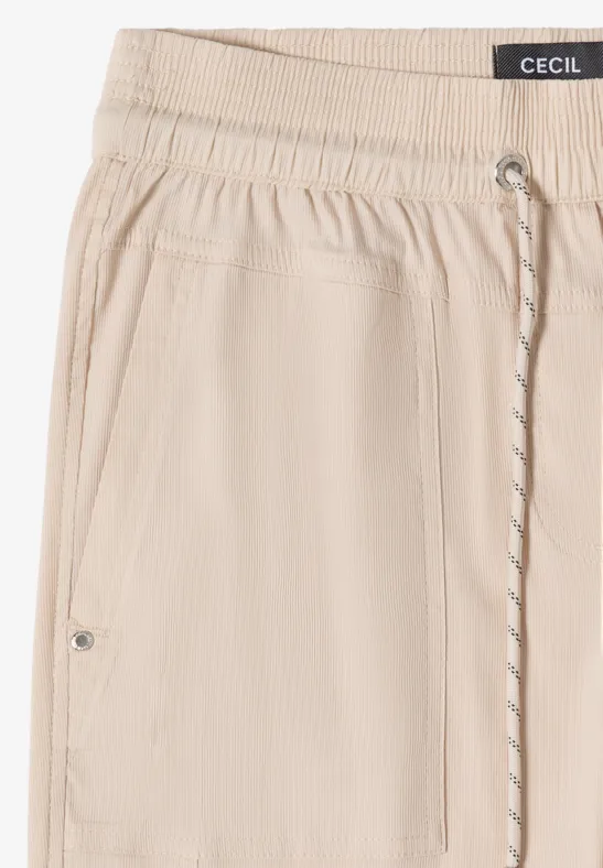 Beige Freizeithose mit elastischem Bund, Tunnelzug und aufgesetzten Taschen, lässiger Schnitt.