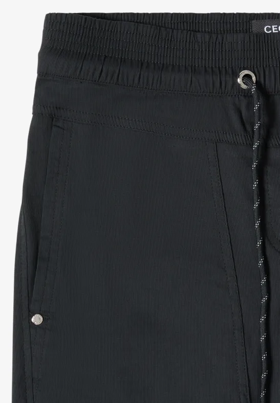 Schwarze Shorts mit elastischem Bund, Taschen und kontrastierendem Kordelzug.