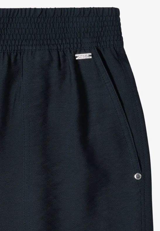 Donkerblauwe sportshort met elastische taille, ritssluitingzak en klein logolabel.