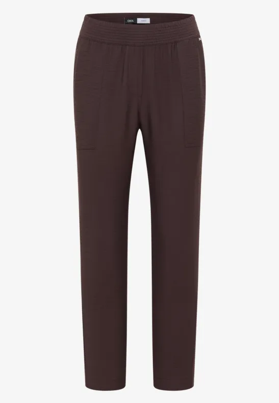 Bruine, smal gesneden broek met elastische taille en zijzakken.