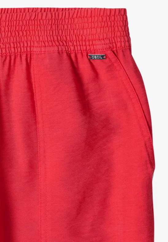 Rode korte broek met elastische taille, zijzakken en strak design.