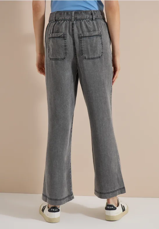 Jean gris ample, taille élastique, poches plaquées vue de dos