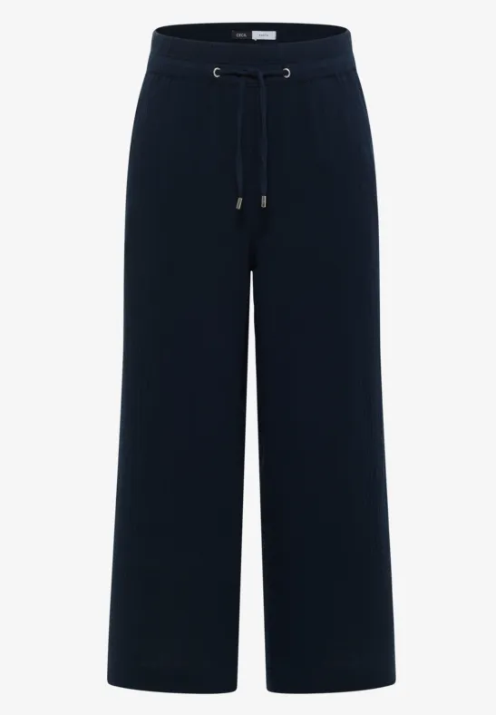 Zwarte, wijde broek met trekkoord in de taille en rechte pijpen.