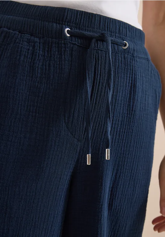 Donkerblauwe katoenen broek met trekkoord in de taille