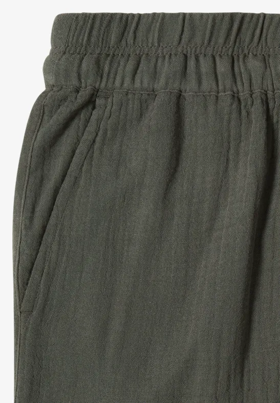 Dunkelgrüne Hose mit Gummibund und Seitentaschen, leicht strukturierter Stoff.