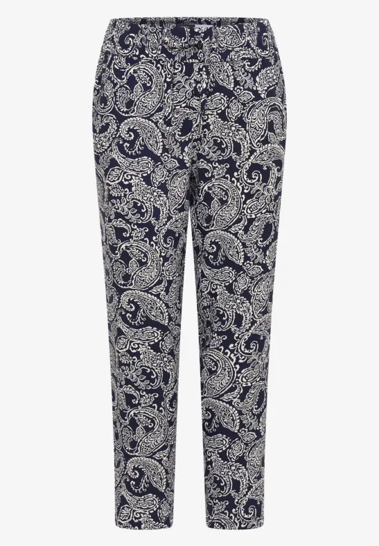 Pantalon en tissu élégant à motif paisley bleu et blanc, coupe ajustée jusqu'à la cheville.