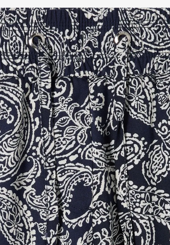 Tissu bleu marine à motif paisley et floral blanc.
