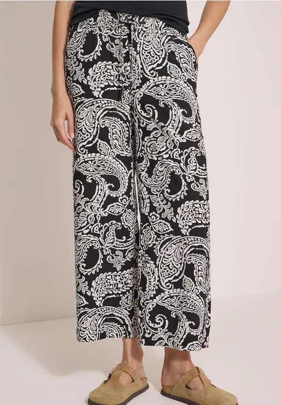 Zwart wijde broek met wit paisley-patroon, enkellang.