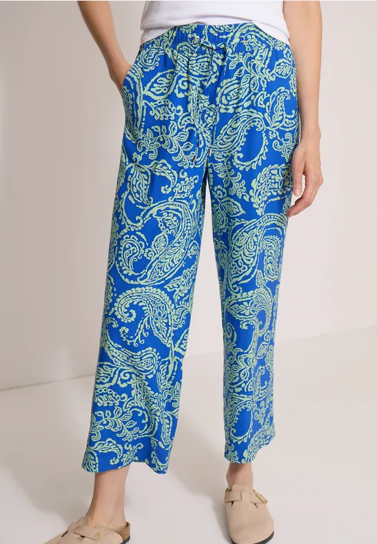 Blau-grüne, knöchellange Damenhose mit Paisley-Muster.