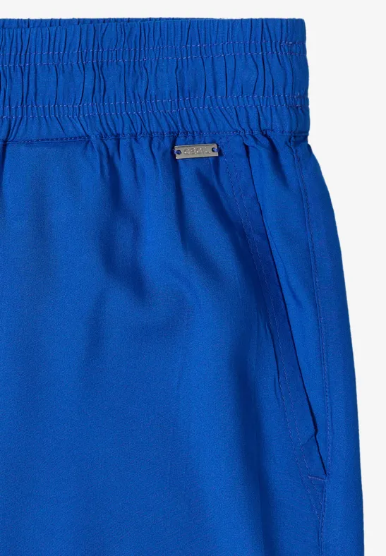 Knielange blaue Sporthose mit elastischem Bund und Seitentaschen.