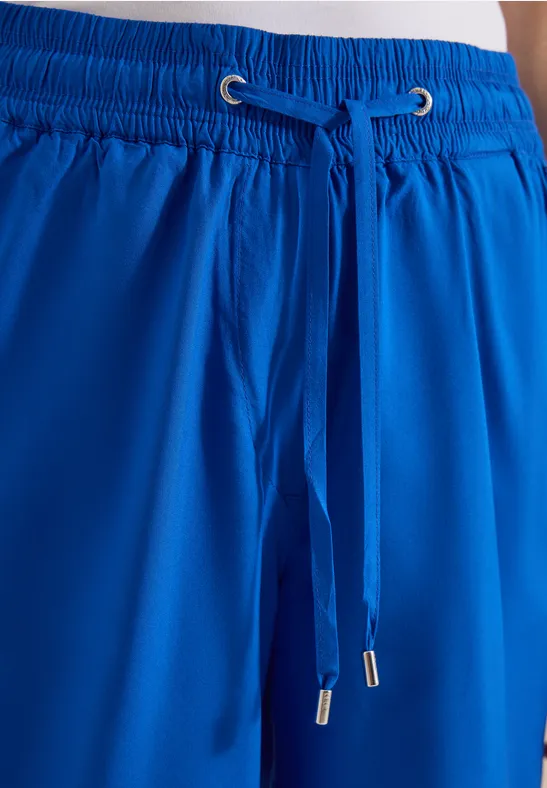 Blaue Sportshorts mit elastischem Bund und Tunnelzug.