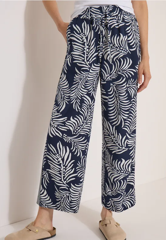 Navy wijde broek met wit bladpatroon, luchtige zomerse uitstraling.