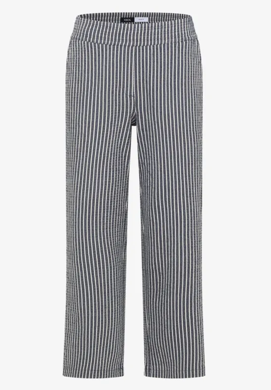 Zwarte broek met fijne witte verticale strepen en rechte pasvorm.