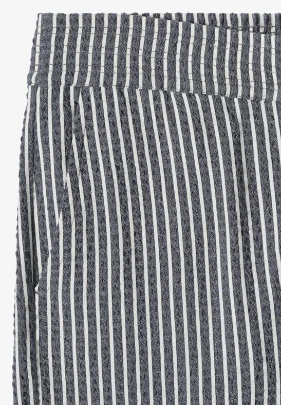 Hoge taille broek met zwart-witte verticale strepen en zijzak.