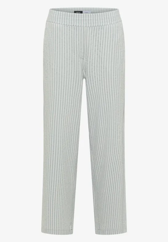 Lichte, rechte broek met fijne verticale strepen.