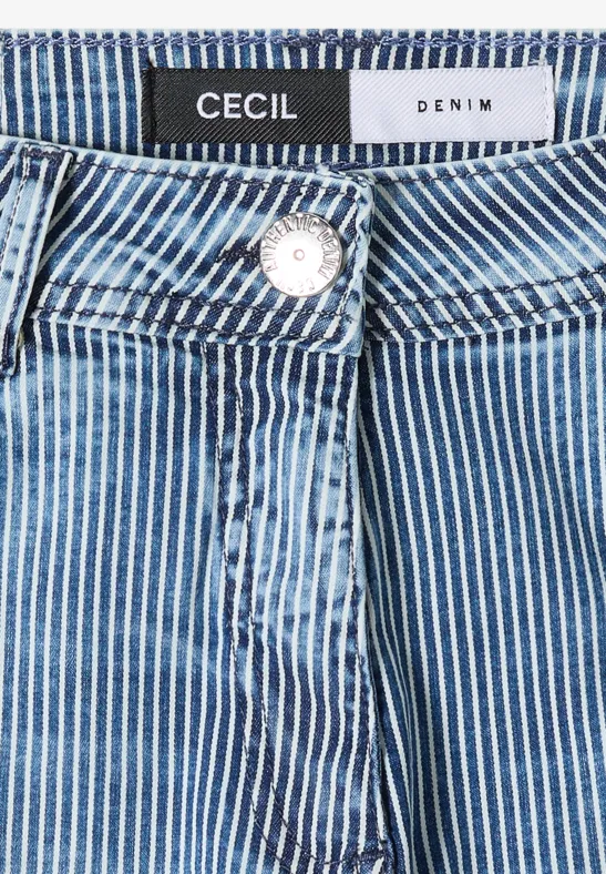 Nahaufnahme einer blauen, weiß gestreiften Denim-Hose mit Cecil-Label, Knopf und Bundnaht.
