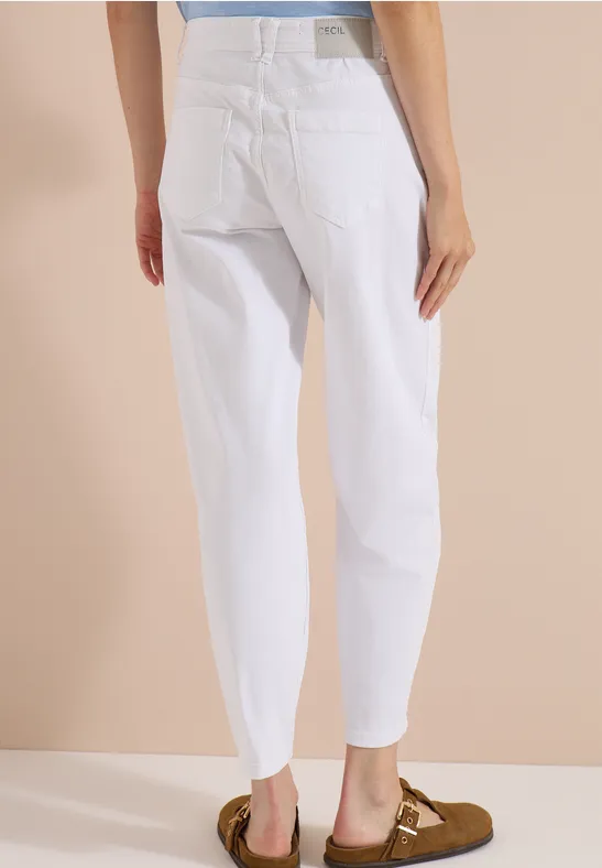 Witte jeans met losse pasvorm en omgeslagen zoom, bruine pantoffels, neutrale achtergrond